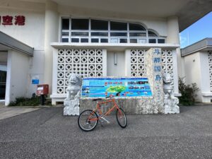 与那国島サイクリングツアーの自転車と与那国島モニュメント