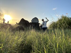 日本最後の夕日が見える丘で記念撮影