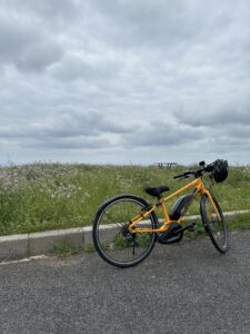 赤ハゲ山展望所でE-bikeと記念撮影