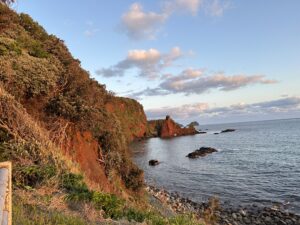 朝日と明屋海岸のハート岩