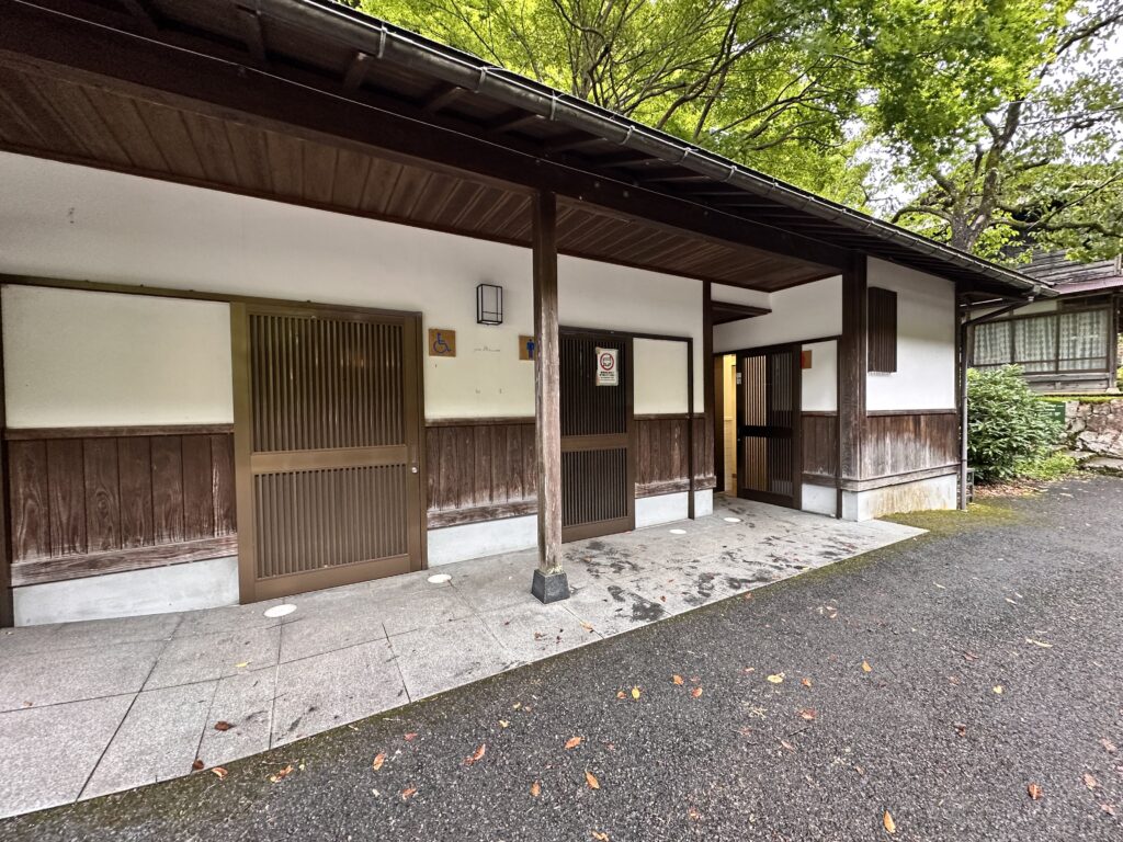 櫻井家住宅/可部屋住宅駐車場にトイレ